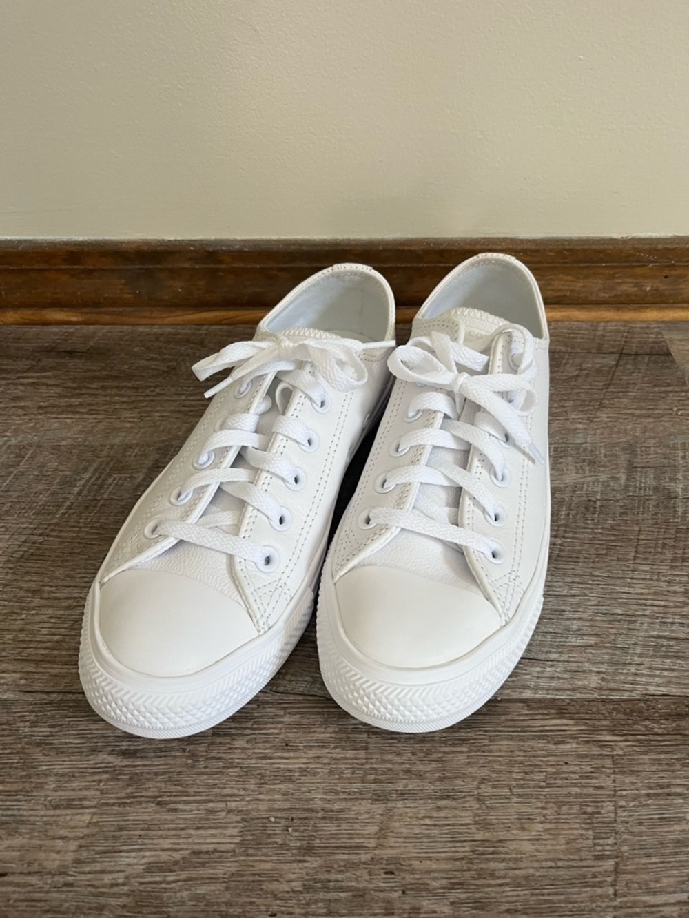 Never Worn White Leather Low-Top Converse size 7.5